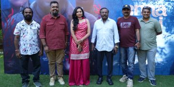 கருணாஸுக்கு நிமிஷா கொடுத்த முத்தம்!