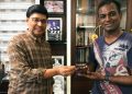 ‘பீப்’ பட இயக்குநருக்கு பேனா பரிசளித்த கே.பாக்யராஜ்!