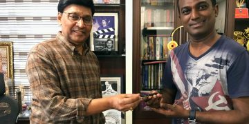 ‘பீப்’ பட இயக்குநருக்கு பேனா பரிசளித்த கே.பாக்யராஜ்!